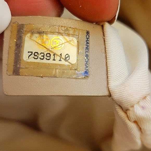 27. Chanel Tote - Picture 8 of 8